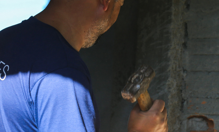 Casas populares - SJ Triunfo As 30 casas do novo conjunto habitacional de São João do Triunfo ainda têm a cor cinza de reboco na parede, madeira exposta nos telhados e como pano de fundo o corre-corre da construção civil, mas elas já estão visíveis em um espaço plano de 13,7 mil metros quadrados