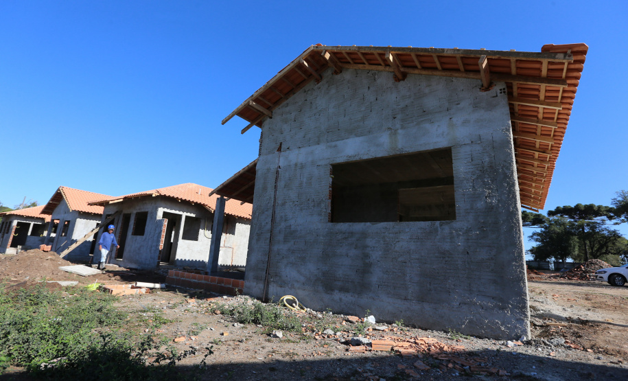 Casas populares - SJ Triunfo As 30 casas do novo conjunto habitacional de São João do Triunfo ainda têm a cor cinza de reboco na parede, madeira exposta nos telhados e como pano de fundo o corre-corre da construção civil, mas elas já estão visíveis em um espaço plano de 13,7 mil metros quadrados