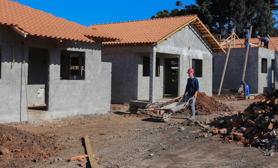 Casas populares - SJ Triunfo As 30 casas do novo conjunto habitacional de São João do Triunfo ainda têm a cor cinza de reboco na parede, madeira exposta nos telhados e como pano de fundo o corre-corre da construção civil, mas elas já estão visíveis em um espaço plano de 13,7 mil metros quadrados