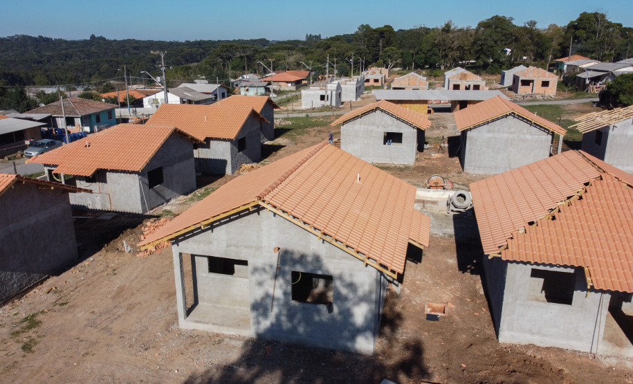 Casas populares - SJ Triunfo As 30 casas do novo conjunto habitacional de São João do Triunfo ainda têm a cor cinza de reboco na parede, madeira exposta nos telhados e como pano de fundo o corre-corre da construção civil, mas elas já estão visíveis em um espaço plano de 13,7 mil metros quadrados