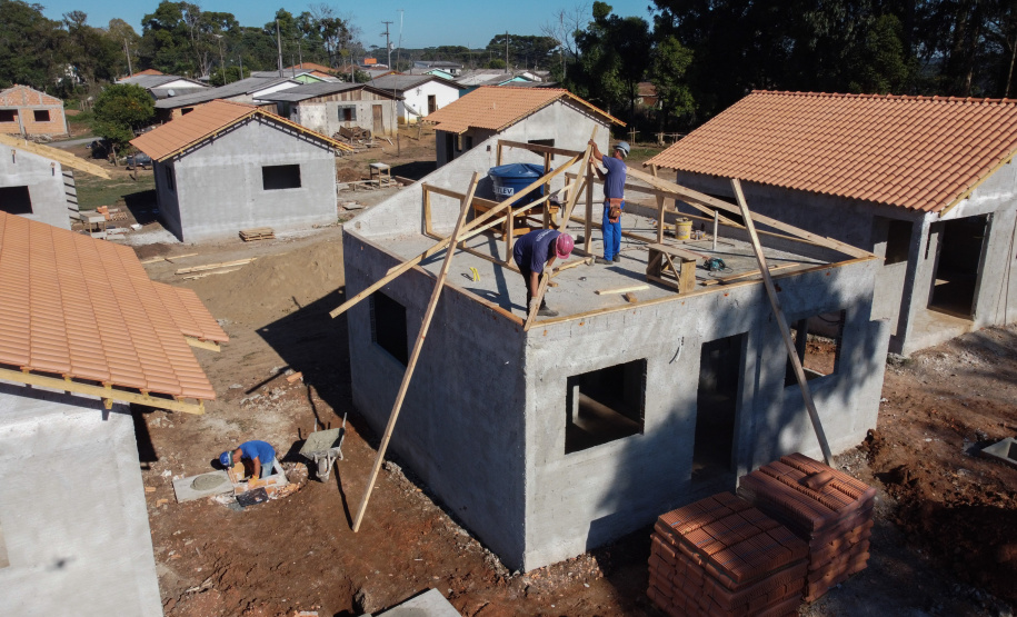 Casas populares - SJ Triunfo As 30 casas do novo conjunto habitacional de São João do Triunfo ainda têm a cor cinza de reboco na parede, madeira exposta nos telhados e como pano de fundo o corre-corre da construção civil, mas elas já estão visíveis em um espaço plano de 13,7 mil metros quadrados