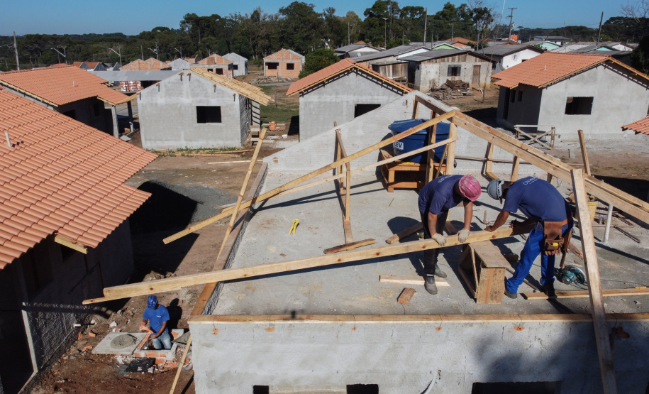 Casas populares - SJ Triunfo As 30 casas do novo conjunto habitacional de São João do Triunfo ainda têm a cor cinza de reboco na parede, madeira exposta nos telhados e como pano de fundo o corre-corre da construção civil, mas elas já estão visíveis em um espaço plano de 13,7 mil metros quadrados