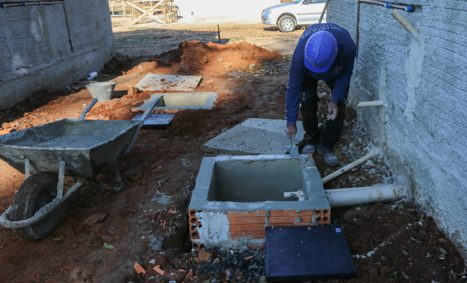 Casas populares - SJ Triunfo As 30 casas do novo conjunto habitacional de São João do Triunfo ainda têm a cor cinza de reboco na parede, madeira exposta nos telhados e como pano de fundo o corre-corre da construção civil, mas elas já estão visíveis em um espaço plano de 13,7 mil metros quadrados
