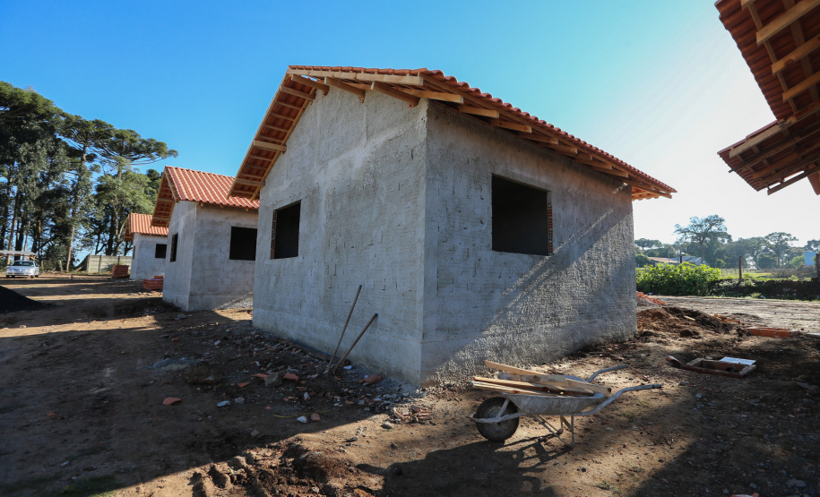 Casas populares - SJ Triunfo As 30 casas do novo conjunto habitacional de São João do Triunfo ainda têm a cor cinza de reboco na parede, madeira exposta nos telhados e como pano de fundo o corre-corre da construção civil, mas elas já estão visíveis em um espaço plano de 13,7 mil metros quadrados