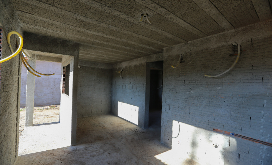 Casas populares - SJ Triunfo As 30 casas do novo conjunto habitacional de São João do Triunfo ainda têm a cor cinza de reboco na parede, madeira exposta nos telhados e como pano de fundo o corre-corre da construção civil, mas elas já estão visíveis em um espaço plano de 13,7 mil metros quadrados