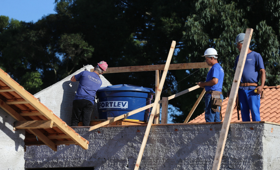 Casas populares - SJ Triunfo As 30 casas do novo conjunto habitacional de São João do Triunfo ainda têm a cor cinza de reboco na parede, madeira exposta nos telhados e como pano de fundo o corre-corre da construção civil, mas elas já estão visíveis em um espaço plano de 13,7 mil metros quadrados