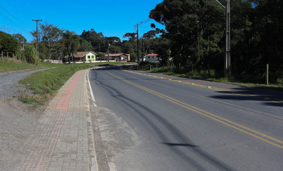 Pavimentacao SJ Triunfo Outra obra que contou com parceria estadual, mas essa já concluída, é a revitalização da Avenida das Araucárias (Estrada da Ladeira). Os 2,6 quilômetros receberam pavimentação asfáltica, ciclovias, iluminação e calçadas com paver, além de sinalização horizontal e vertical. Essa conexão dá acesso alternativo à PR-151, rodovia que conecta o município a Palmeira e São Mateus do Sul.
Foto: Geraldo Bubniak/AEN
