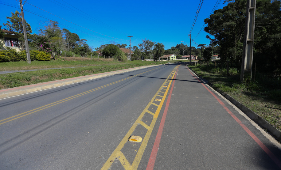 Pavimentacao SJ Triunfo Outra obra que contou com parceria estadual, mas essa já concluída, é a revitalização da Avenida das Araucárias (Estrada da Ladeira). Os 2,6 quilômetros receberam pavimentação asfáltica, ciclovias, iluminação e calçadas com paver, além de sinalização horizontal e vertical. Essa conexão dá acesso alternativo à PR-151, rodovia que conecta o município a Palmeira e São Mateus do Sul.
Foto: Geraldo Bubniak/AEN