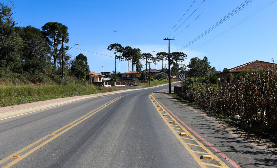 Pavimentacao SJ Triunfo Outra obra que contou com parceria estadual, mas essa já concluída, é a revitalização da Avenida das Araucárias (Estrada da Ladeira). Os 2,6 quilômetros receberam pavimentação asfáltica, ciclovias, iluminação e calçadas com paver, além de sinalização horizontal e vertical. Essa conexão dá acesso alternativo à PR-151, rodovia que conecta o município a Palmeira e São Mateus do Sul.
Foto: Geraldo Bubniak/AEN