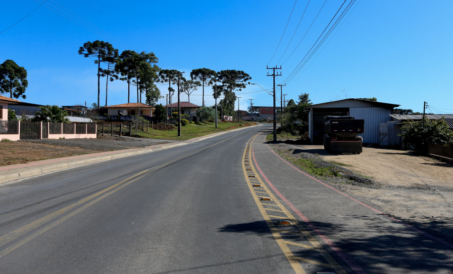Pavimentacao SJ Triunfo Outra obra que contou com parceria estadual, mas essa já concluída, é a revitalização da Avenida das Araucárias (Estrada da Ladeira). Os 2,6 quilômetros receberam pavimentação asfáltica, ciclovias, iluminação e calçadas com paver, além de sinalização horizontal e vertical. Essa conexão dá acesso alternativo à PR-151, rodovia que conecta o município a Palmeira e São Mateus do Sul.
Foto: Geraldo Bubniak/AEN