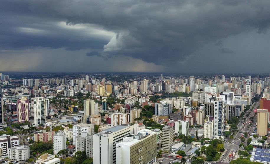 Uma semana depois de um ciclone extratropical atingir o Sul do País e trazer muitos estragos para o Paraná, o Estado fica novamente em alerta com a previsão de que o mesmo fenômeno se repita entre esta terça (07) e quarta-feira (08). Porém, desta vez os transtornos serão menores, já que o ciclone que se forma no Oceano Atlântico, entre o litoral do Rio Grande do Sul e o do Uruguai, é menos intenso, diz o Simepar. Foto:José Fernando Ogura/AEN
