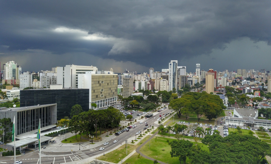 Uma semana depois de um ciclone extratropical atingir o Sul do País e trazer muitos estragos para o Paraná, o Estado fica novamente em alerta com a previsão de que o mesmo fenômeno se repita entre esta terça (07) e quarta-feira (08). Porém, desta vez os transtornos serão menores, já que o ciclone que se forma no Oceano Atlântico, entre o litoral do Rio Grande do Sul e o do Uruguai, é menos intenso, diz o Simepar. Foto:José Fernando Ogura/AEN