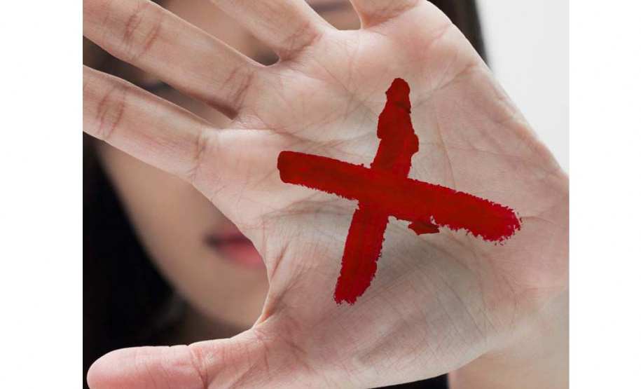 A Secretaria de Estado da Justiça, Família e Trabalho, junto da primeira-dama do Paraná, Luciana Saito Massa, que preside o Conselho de Ação Solidária, aderiu à Campanha Nacional do Sinal Vermelho para o enfrentamento da violência doméstica. A campanha foi lançada pelo Conselho Nacional de Justiça (CNJ) e a Associação dos Magistrados Brasileiros (AMB). Foto:SEJUF