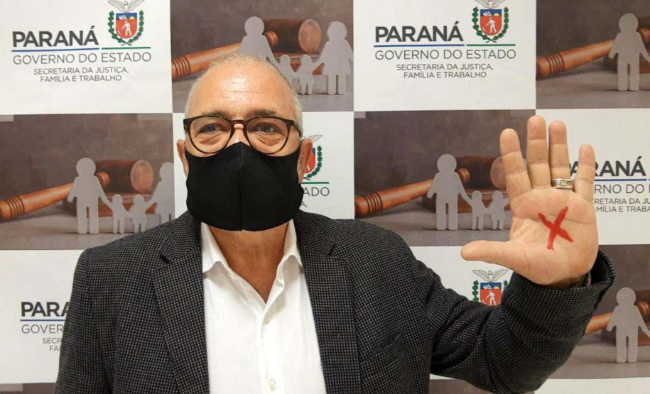 A Secretaria de Estado da Justiça, Família e Trabalho, junto da primeira-dama do Paraná, Luciana Saito Massa, que preside o Conselho de Ação Solidária, aderiu à Campanha Nacional do Sinal Vermelho para o enfrentamento da violência doméstica. A campanha foi lançada pelo Conselho Nacional de Justiça (CNJ) e a Associação dos Magistrados Brasileiros (AMB). Foto:SEJUF