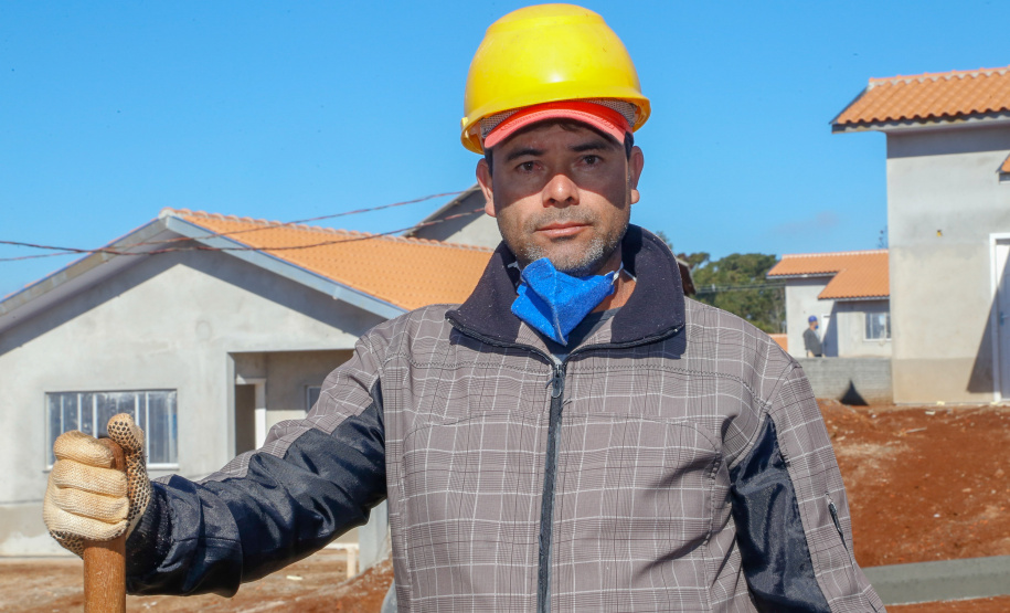 Nenaldo de Ramos está trabalhando na obra da Cohapar em Cantagalo, onde estão sendo construídas 119 casas urbanas do programa Nossa Gente Paraná.