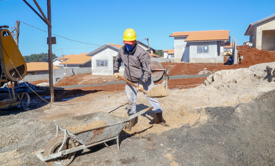 Nenaldo de Ramos está trabalhando na obra da Cohapar em Cantagalo, onde estão sendo construídas 119 casas urbanas do programa Nossa Gente Paraná.