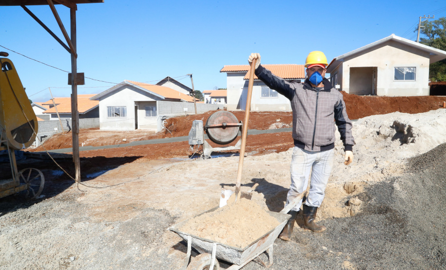 Nenaldo de Ramos está trabalhando na obra da Cohapar em Cantagalo, onde estão sendo construídas 119 casas urbanas do programa Nossa Gente Paraná.