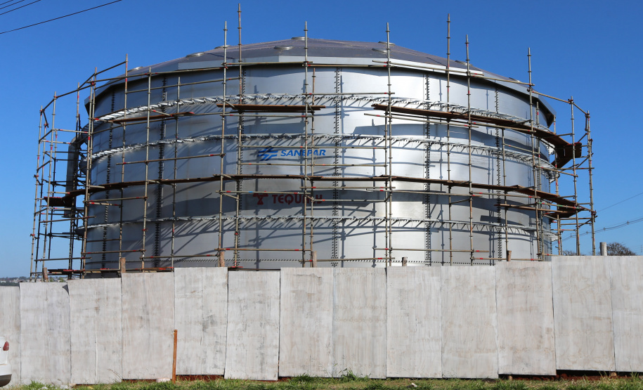 Sanepar Cascavel Obras de implantação de mais um reservatório de água para Cascavel e terá capacidade para armazenar 2 milhões de litros de água e vai beneficiar diretamente aos moradores na região Norte da cidade. Com esse empreendimento, a Sanepar amplia em 200% a capacidade de reservação dos bairros que integram a região.Foto: Geraldo Bubniak/AEN