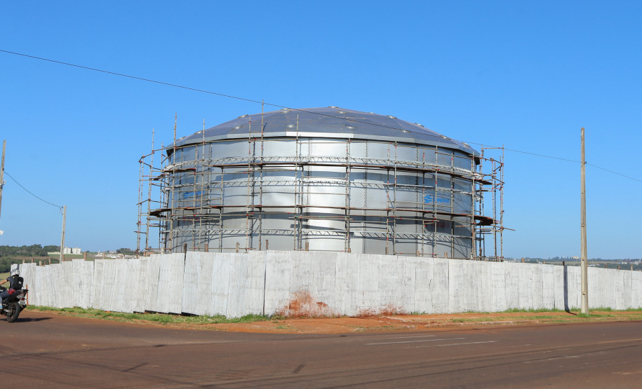 Sanepar Cascavel Obras de implantação de mais um reservatório de água para Cascavel e terá capacidade para armazenar 2 milhões de litros de água e vai beneficiar diretamente aos moradores na região Norte da cidade. Com esse empreendimento, a Sanepar amplia em 200% a capacidade de reservação dos bairros que integram a região.Foto: Geraldo Bubniak/AEN