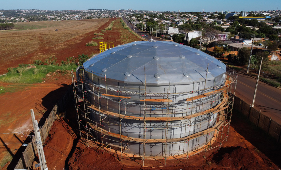 Sanepar Cascavel Obras de implantação de mais um reservatório de água para Cascavel e terá capacidade para armazenar 2 milhões de litros de água e vai beneficiar diretamente aos moradores na região Norte da cidade. Com esse empreendimento, a Sanepar amplia em 200% a capacidade de reservação dos bairros que integram a região.Foto: Geraldo Bubniak/AEN