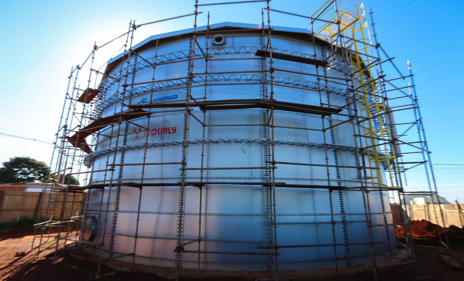Sanepar Cascavel Obras de implantação de mais um reservatório de água para Cascavel e terá capacidade para armazenar 2 milhões de litros de água e vai beneficiar diretamente aos moradores na região Norte da cidade. Com esse empreendimento, a Sanepar amplia em 200% a capacidade de reservação dos bairros que integram a região.Foto: Geraldo Bubniak/AEN