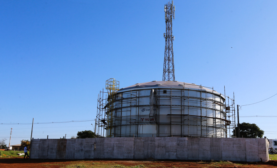 Sanepar Cascavel Obras de implantação de mais um reservatório de água para Cascavel e terá capacidade para armazenar 2 milhões de litros de água e vai beneficiar diretamente aos moradores na região Norte da cidade. Com esse empreendimento, a Sanepar amplia em 200% a capacidade de reservação dos bairros que integram a região.Foto: Geraldo Bubniak/AEN