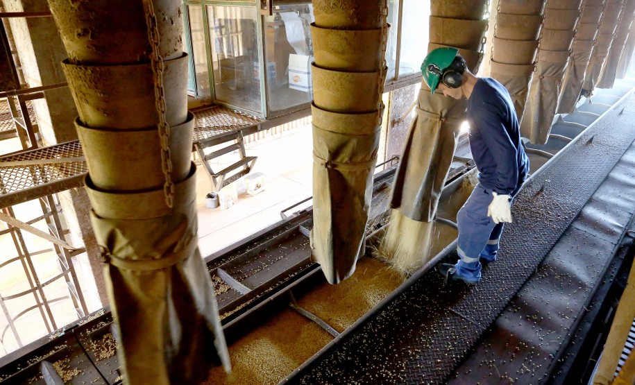 Apesar da pandemia, volume de grãos por ferrovia aumentou 128% do Oeste para o Porto de Paranaguá