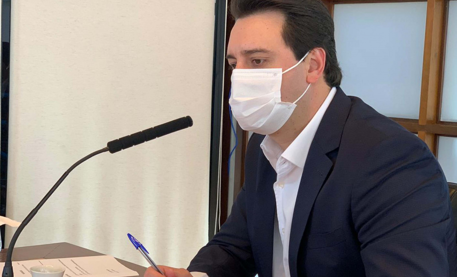 O governador Carlos Massa Ratinho Junior autorizou nesta quinta-feira (09) a liberação de R$ 17 milhões para implementação de sinalização viária em 124 municípios de todas as regiões do Estado. Os recursos foram disponibilizados pelo Departamento de Trânsito do Paraná (Detran-PR) dentro do programa Paraná Mais Cidades, com indicação orçamentária dos deputados estaduais.