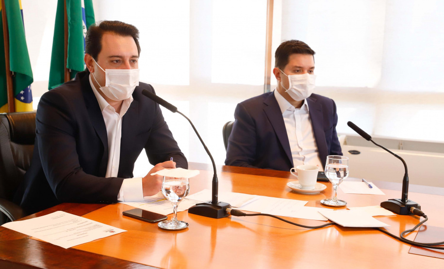 O governador Carlos Massa Ratinho Junior autorizou nesta quinta-feira (09) a liberação de R$ 17 milhões para implementação de sinalização viária em 124 municípios de todas as regiões do Estado. Os recursos foram disponibilizados pelo Departamento de Trânsito do Paraná (Detran-PR) dentro do programa Paraná Mais Cidades, com indicação orçamentária dos deputados estaduais.