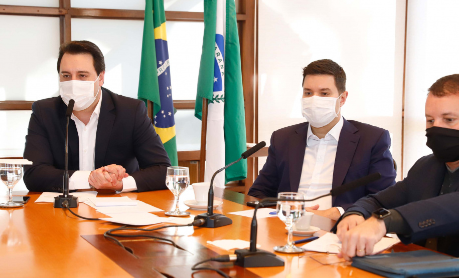 O governador Carlos Massa Ratinho Junior autorizou nesta quinta-feira (09) a liberação de R$ 17 milhões para implementação de sinalização viária em 124 municípios de todas as regiões do Estado. Os recursos foram disponibilizados pelo Departamento de Trânsito do Paraná (Detran-PR) dentro do programa Paraná Mais Cidades, com indicação orçamentária dos deputados estaduais.