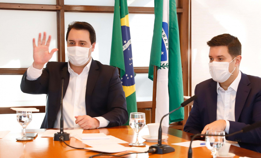 O governador Carlos Massa Ratinho Junior autorizou nesta quinta-feira (09) a liberação de R$ 17 milhões para implementação de sinalização viária em 124 municípios de todas as regiões do Estado. Os recursos foram disponibilizados pelo Departamento de Trânsito do Paraná (Detran-PR) dentro do programa Paraná Mais Cidades, com indicação orçamentária dos deputados estaduais.