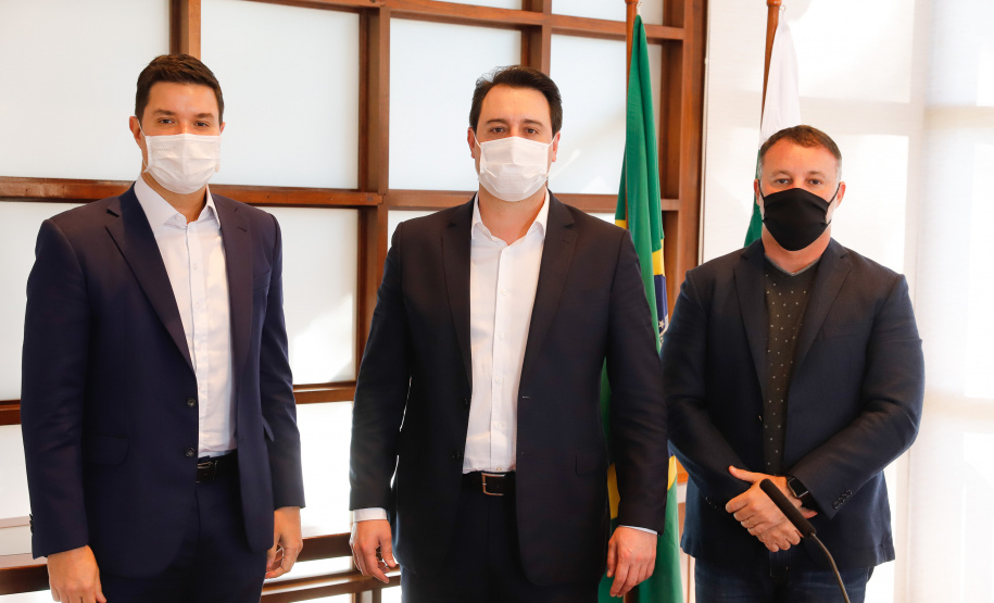 O governador Carlos Massa Ratinho Junior autorizou nesta quinta-feira (09) a liberação de R$ 17 milhões para implementação de sinalização viária em 124 municípios de todas as regiões do Estado. Os recursos foram disponibilizados pelo Departamento de Trânsito do Paraná (Detran-PR) dentro do programa Paraná Mais Cidades, com indicação orçamentária dos deputados estaduais.