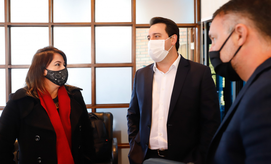 O governador Carlos Massa Ratinho Junior autorizou nesta quinta-feira (09) a liberação de R$ 17 milhões para implementação de sinalização viária em 124 municípios de todas as regiões do Estado. Os recursos foram disponibilizados pelo Departamento de Trânsito do Paraná (Detran-PR) dentro do programa Paraná Mais Cidades, com indicação orçamentária dos deputados estaduais.