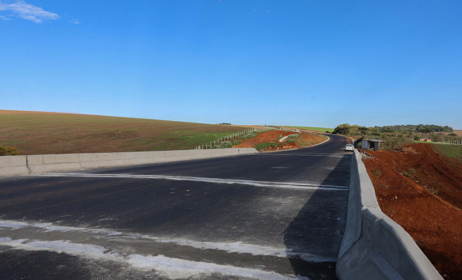 Contorno Pato Branco Obras do Contorno Noroeste de Pato Branco com um viaduto erguido sobre a BR-158, uma ponte sobre o Rio Ligeiro e cinco quilômetros de rodovia até a PR-493 em Itapejara D Oeste. O objetivo é enviar todo o tráfego de caminhões, para o contorno, aliviando o trânsito urbano.Foto: Geraldo Bubniak/AEN