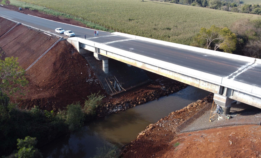 Contorno Pato Branco Obras do Contorno Noroeste de Pato Branco com um viaduto erguido sobre a BR-158, uma ponte sobre o Rio Ligeiro e cinco quilômetros de rodovia até a PR-493 em Itapejara D Oeste. O objetivo é enviar todo o tráfego de caminhões, para o contorno, aliviando o trânsito urbano.Foto: Geraldo Bubniak/AEN