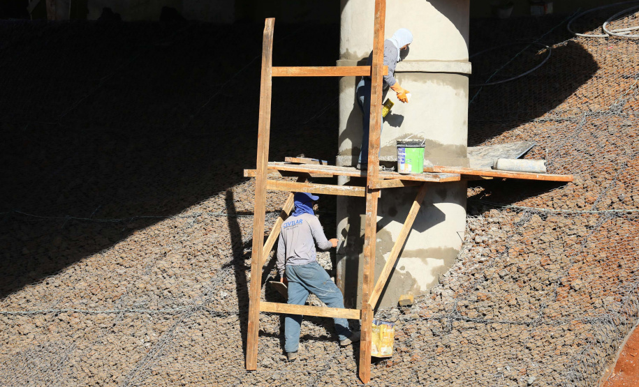 Contorno Pato Branco Obras do Contorno Noroeste de Pato Branco com um viaduto erguido sobre a BR-158, uma ponte sobre o Rio Ligeiro e cinco quilômetros de rodovia até a PR-493 em Itapejara D Oeste. O objetivo é enviar todo o tráfego de caminhões, para o contorno, aliviando o trânsito urbano.Foto: Geraldo Bubniak/AEN