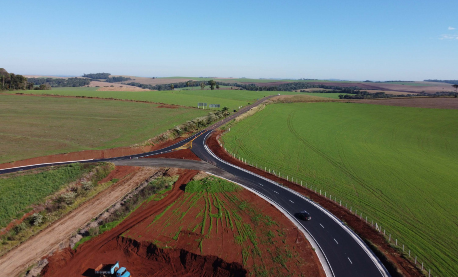 Contorno Pato Branco Obras do Contorno Noroeste de Pato Branco com um viaduto erguido sobre a BR-158, uma ponte sobre o Rio Ligeiro e cinco quilômetros de rodovia até a PR-493 em Itapejara D Oeste. O objetivo é enviar todo o tráfego de caminhões, para o contorno, aliviando o trânsito urbano.Foto: Geraldo Bubniak/AEN