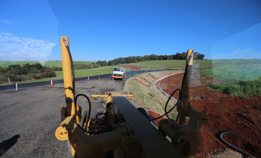 Contorno Pato Branco Obras do Contorno Noroeste de Pato Branco com um viaduto erguido sobre a BR-158, uma ponte sobre o Rio Ligeiro e cinco quilômetros de rodovia até a PR-493 em Itapejara D Oeste. O objetivo é enviar todo o tráfego de caminhões, para o contorno, aliviando o trânsito urbano.Foto: Geraldo Bubniak/AEN