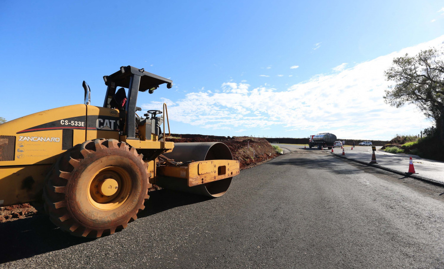 Contorno Pato Branco Obras do Contorno Noroeste de Pato Branco com um viaduto erguido sobre a BR-158, uma ponte sobre o Rio Ligeiro e cinco quilômetros de rodovia até a PR-493 em Itapejara D Oeste. O objetivo é enviar todo o tráfego de caminhões, para o contorno, aliviando o trânsito urbano.Foto: Geraldo Bubniak/AEN