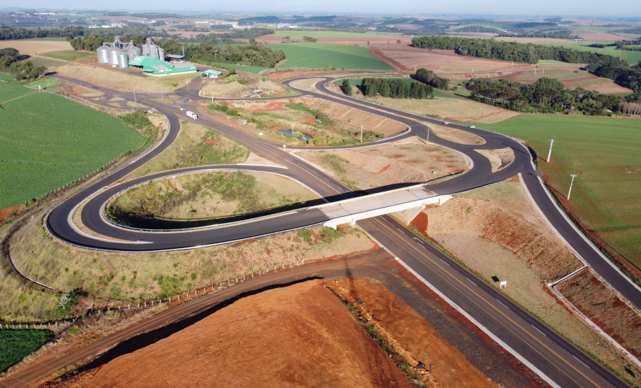 Contorno Pato Branco Obras do Contorno Noroeste de Pato Branco com um viaduto erguido sobre a BR-158, uma ponte sobre o Rio Ligeiro e cinco quilômetros de rodovia até a PR-493 em Itapejara D Oeste. O objetivo é enviar todo o tráfego de caminhões, para o contorno, aliviando o trânsito urbano.Foto: Geraldo Bubniak/AEN
