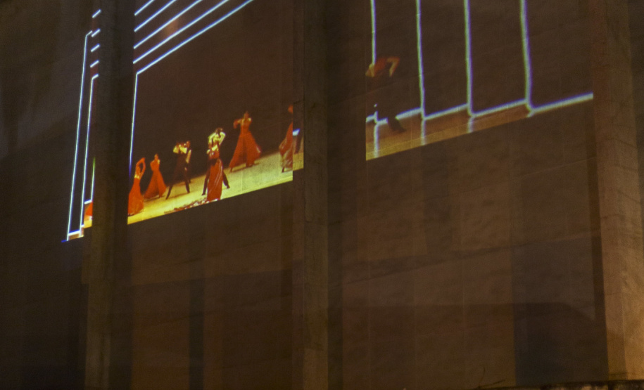 Teatro Guaíra faz projeção de balé e orquestra na fachada