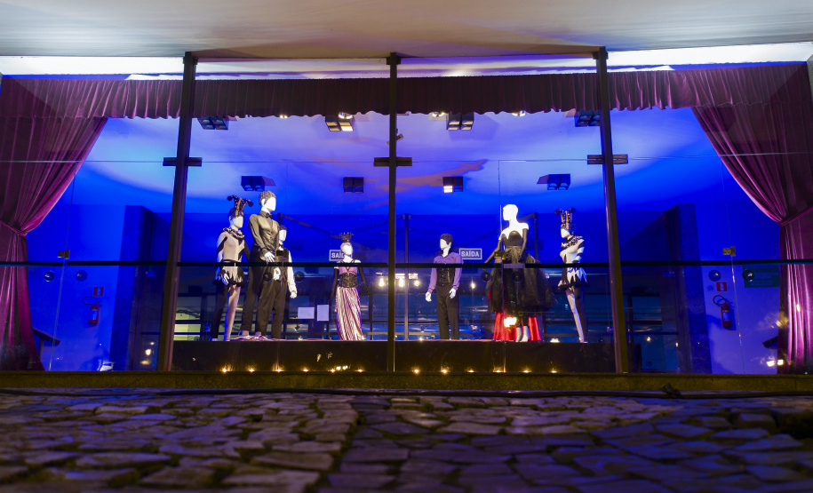 Teatro Guaíra faz projeção de balé e orquestra na fachada