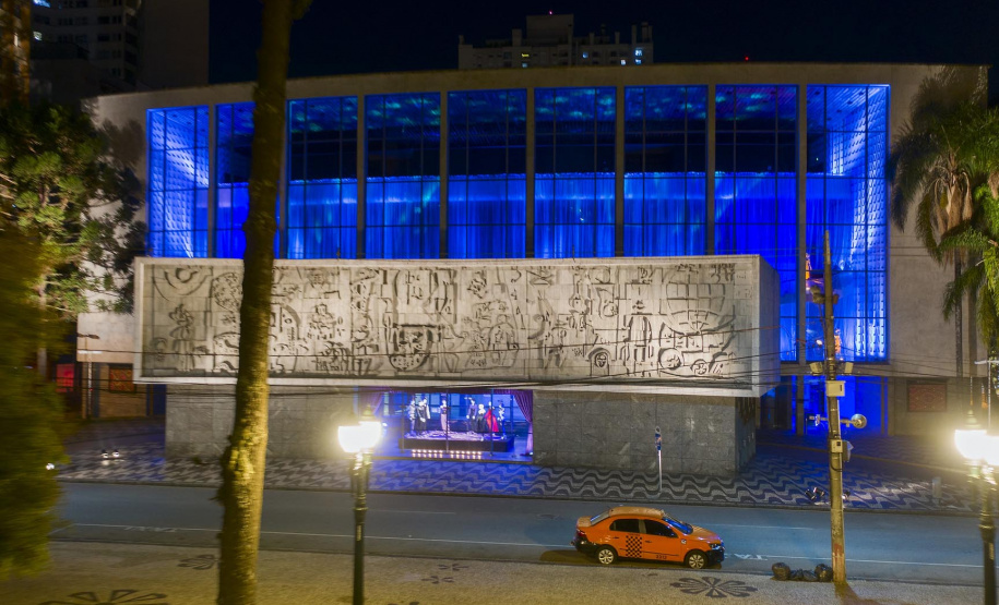 Teatro Guaíra faz projeção de balé e orquestra na fachada