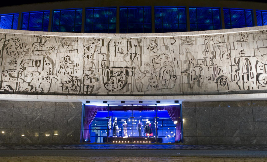 Teatro Guaíra faz projeção de balé e orquestra na fachada