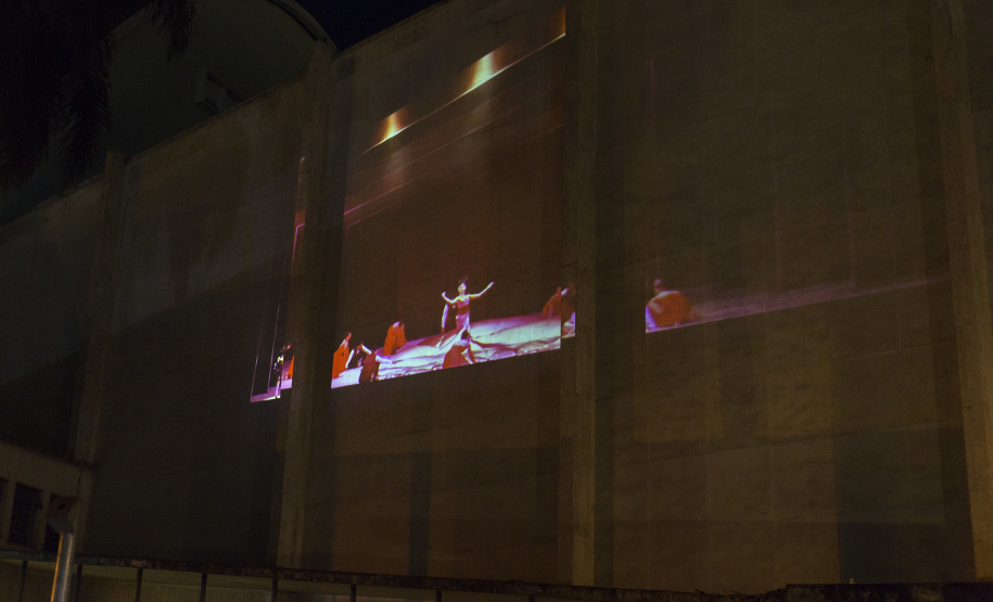 Teatro Guaíra faz projeção de balé e orquestra na fachada