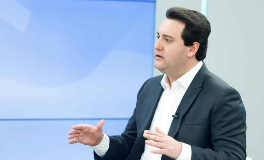 O governador Carlos Massa Ratinho Junior afirmou nesta sexta-feira (10) em entrevista ao programa Balanço Geral, da RIC, que o Estado mantém o equilíbrio no combate ao novo coronavírus com apoio da sociedade. Ele agradeceu o esforço da população, o compromisso com o isolamento social e os cuidados com a higiene. Foto: RODRIGO FELIX LEAL