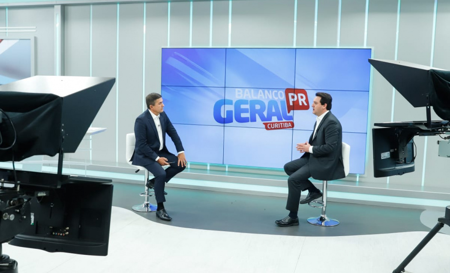 O governador Carlos Massa Ratinho Junior afirmou nesta sexta-feira (10) em entrevista ao programa Balanço Geral, da RIC, que o Estado mantém o equilíbrio no combate ao novo coronavírus com apoio da sociedade. Ele agradeceu o esforço da população, o compromisso com o isolamento social e os cuidados com a higiene. Foto: RODRIGO FELIX LEAL