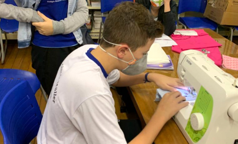 Estudantes da rede estadual produzem máscaras para doação. Foto:SEED