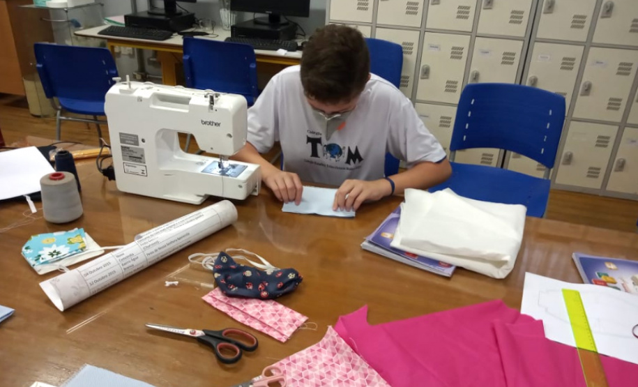 Estudantes da rede estadual produzem máscaras para doação. Foto:SEED