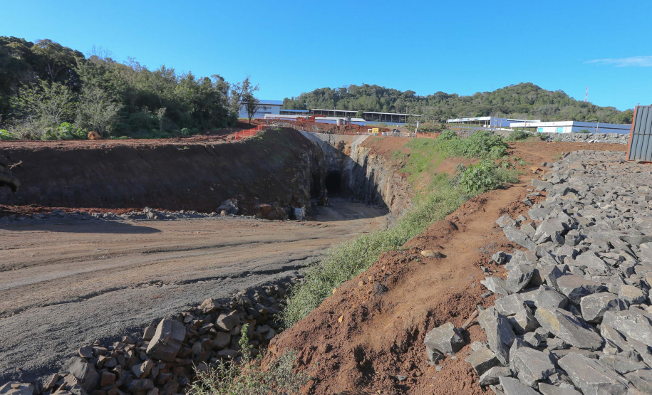 Tunel Fco Beltrao Construção de um túnel de 1,2 mil metros de extensão e oito metros de diâmetro, saindo do Parque de Exposições Jayme Canet Júnior e seguindo até o Rio Marrecas, pouco à frente do bairro Padre Ulrico. O túnel vai agilizar o escoamento da água para evitar que outros rios sejam represados e provoquem alagamentos na cidade de Francisco Beltrao. Foto: Geraldo Bubniak/AEN
